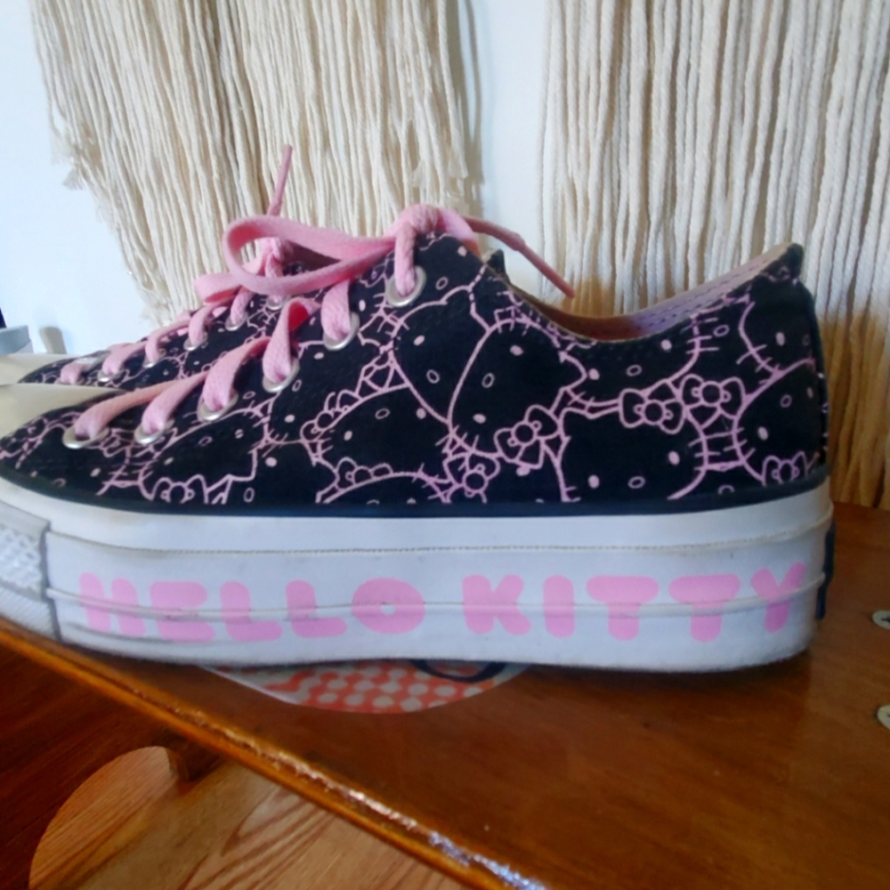 🚨SALE 🌟FREE SHIPPING Limited edition Hello Kitty platform converse